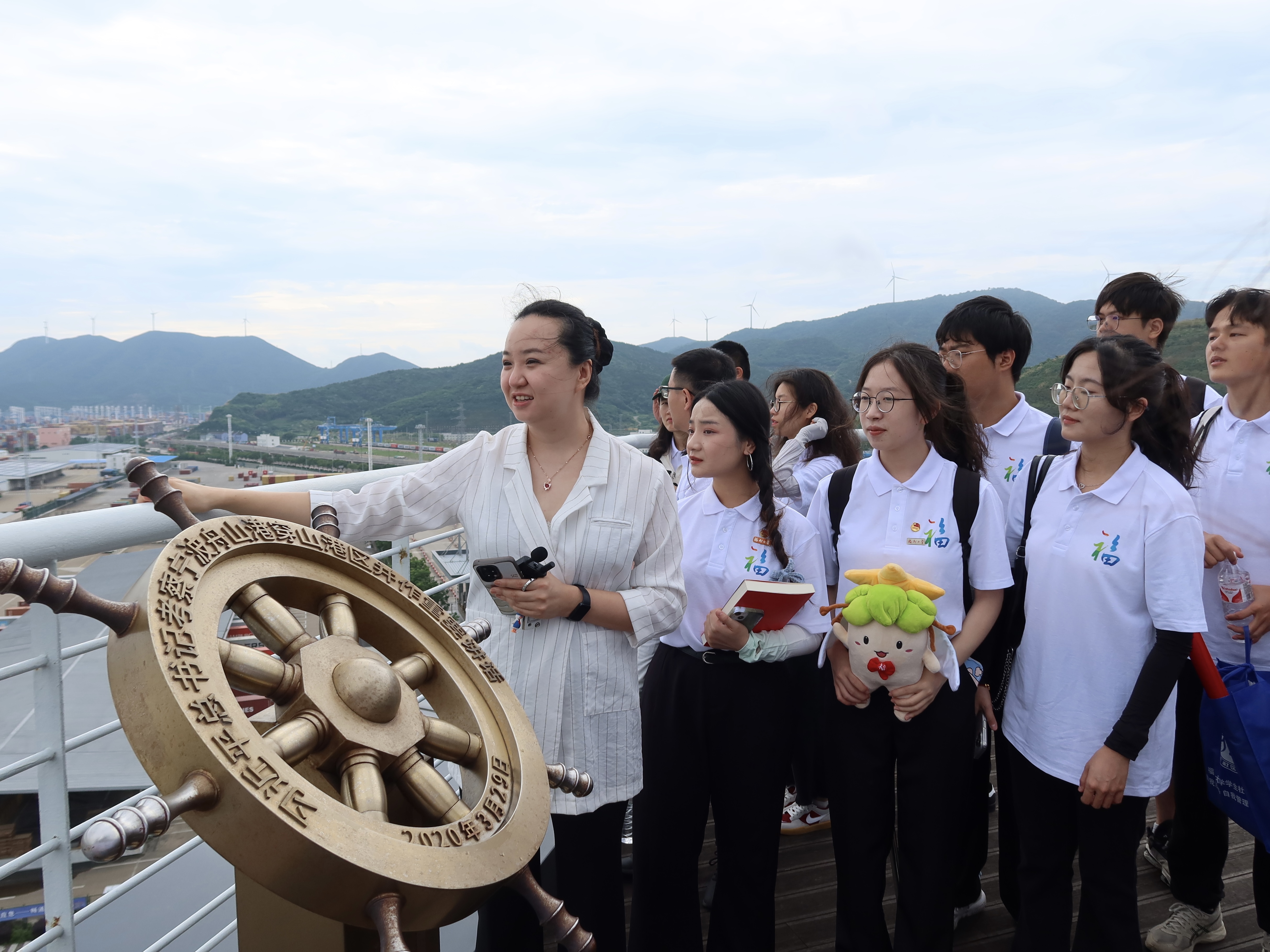 讲解员带领实践队参观宁波舟山港穿山港区